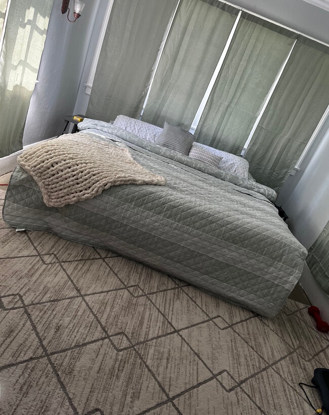 #4 DORMITORIO PRINCIPAL / O COMEDOR PRINCIPAL con ventanas que rodean - 506 Silver Beach Ave Casa