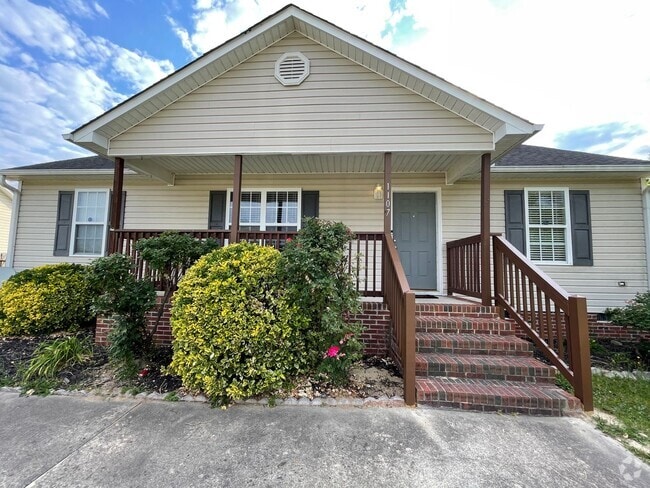 Building Photo - ADORABLE 3 BR, 2 BA W/ FENCED-IN BACKYARD ... Rental
