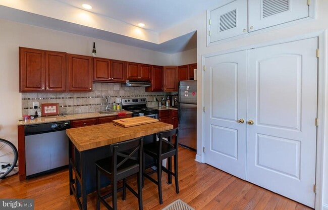 Photo - 1841 Bainbridge St Unidad 1