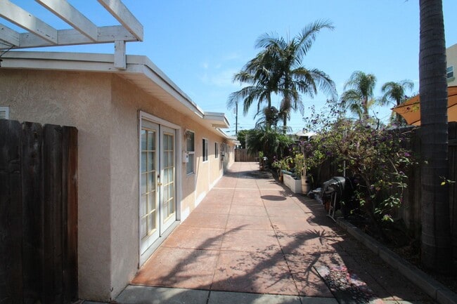 Building Photo - 2039-2043 Grand Avenue Unit 2043 1/2 Grand Ave Rental