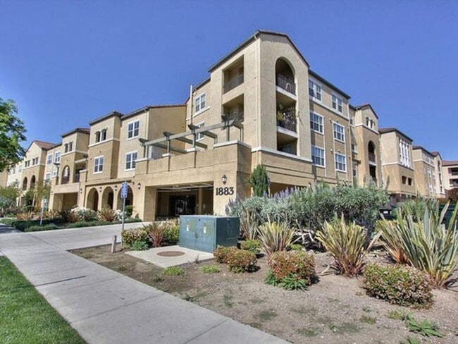 Building Photo - Beautiful 2bd Condo In Gated Community With Pool, Gym, and In-unit Laundry! Unit 304