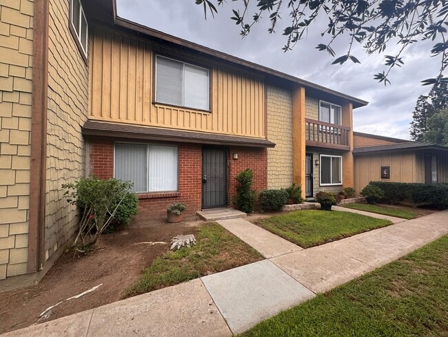 Modern 3-Bedroom Townhome with Garage & Pr... - Modern 3-Bedroom Townhome with Garage & Pr...