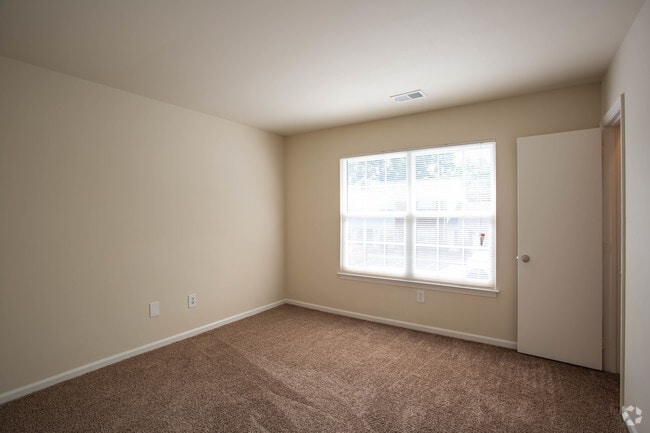 2BR,1.5BA,-1150SF - Earle of Warwick Square