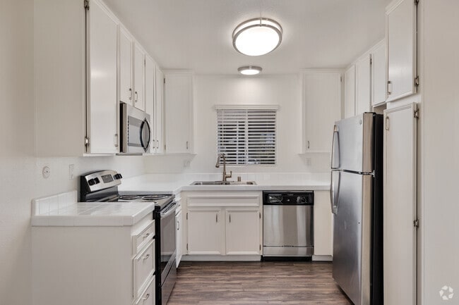 2 BR, 2BA