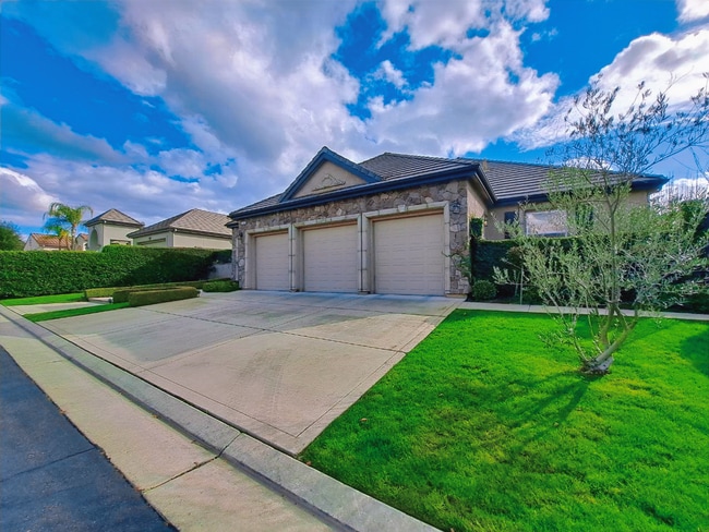 Building Photo - Custom Clovis Residence in Gated Community | Spacious Layout & 3-Car Garage!