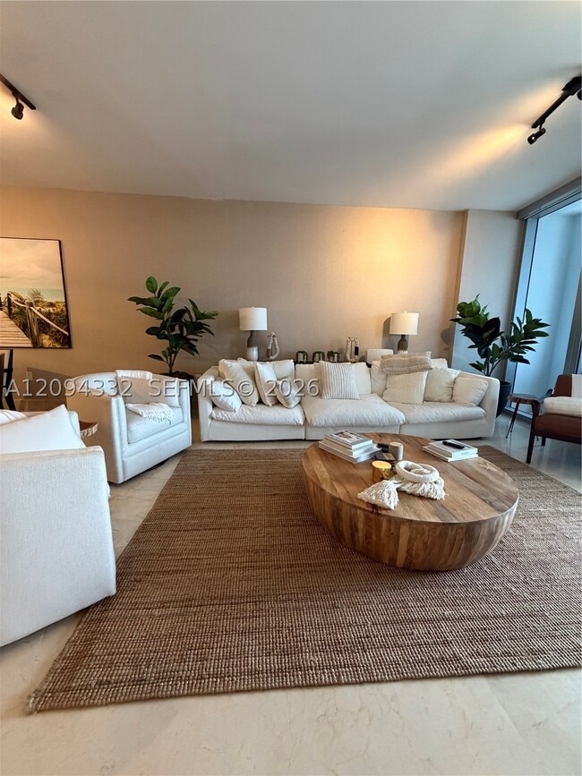17121 Collins Ave Unidad 904