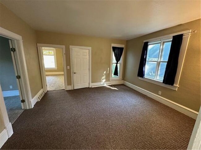 Photo - 712 3rd St SW