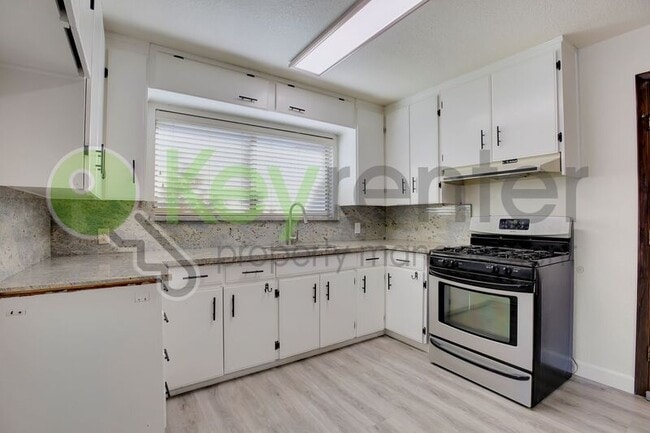 Photo - 809 N Hobson Ave