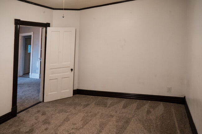 Photo - 556 Rose Ave E