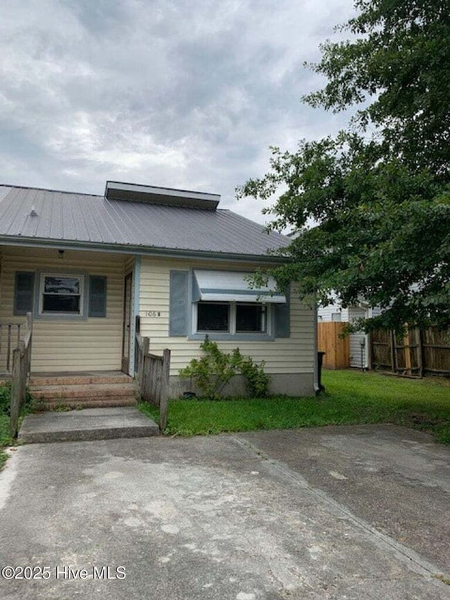 Building Photo - Adorable 2 Bedroom Duplex-106-B Pete Jones... Rental