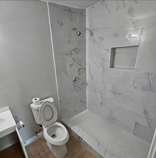 Primary bathroom - 2623 Fatima Ave