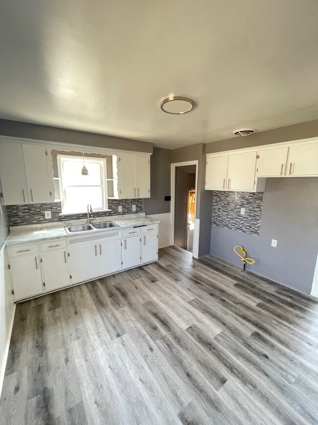 Photo - 16117 Mendota Ave