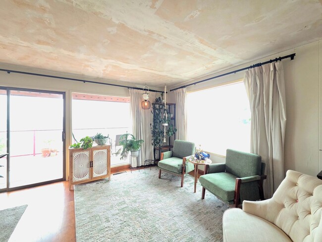 Photo - 2211 NW Cascade Ave