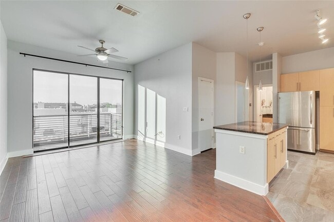 1 BEDROOM, TOP-FLOOR CONDO WITH GREAT AMEN... - 1 BEDROOM, TOP-FLOOR CONDO WITH GREAT AMEN... Unit 328