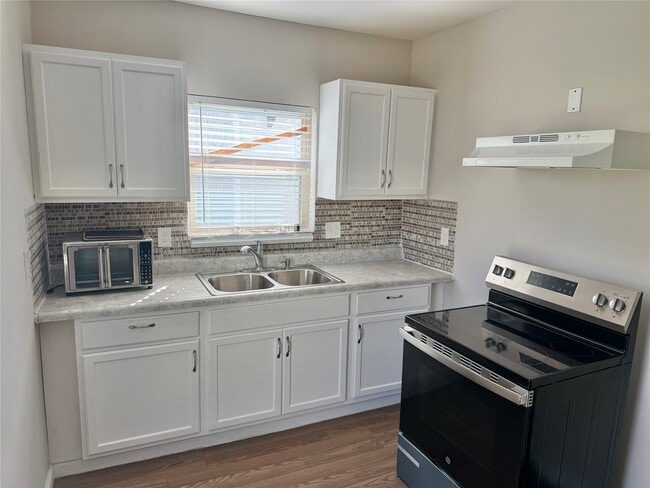 Photo - 3231 Holman St