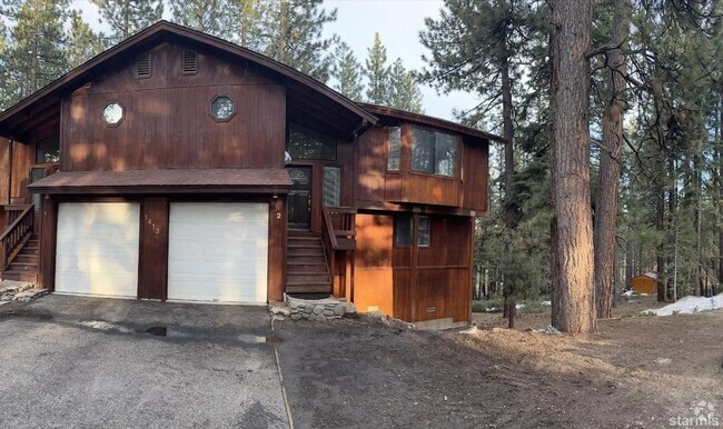 Building Photo - Upscale townhouse with garage