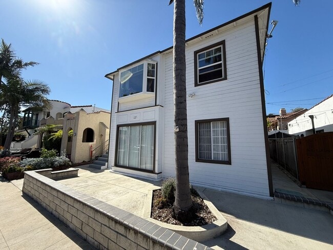 Photo - Beautiful 2 Bedroom Belmont Shore Apartment for Rent - Garage Parking Included! Unidad #A