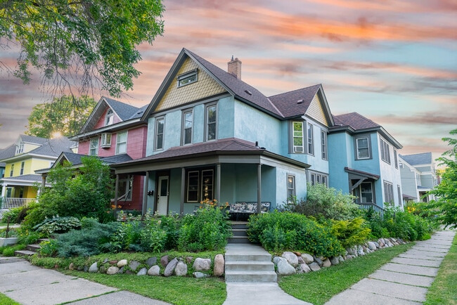 Building Photo - 823 Laurel Ave Unit Upper