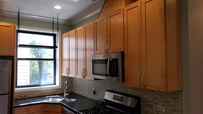 Granite Kitchen - 4044 N Kedvale Ave Unit 2B