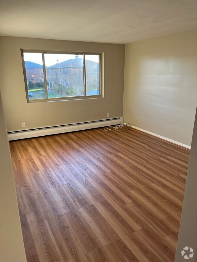 Building Photo - 24 Joseph Dr Unit 4 Rental
