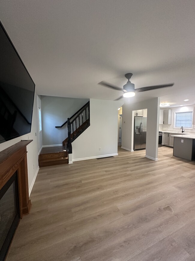 Photo - 325 W 15th St