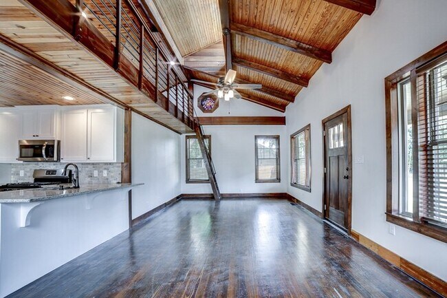 Photo - 3/2 Rustic Craftsman Home Of Your Dreams!