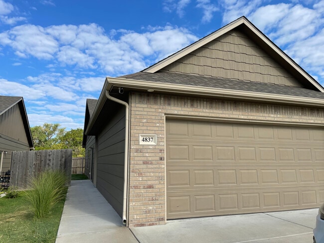 Building Photo - 4833 N Hillside Ct