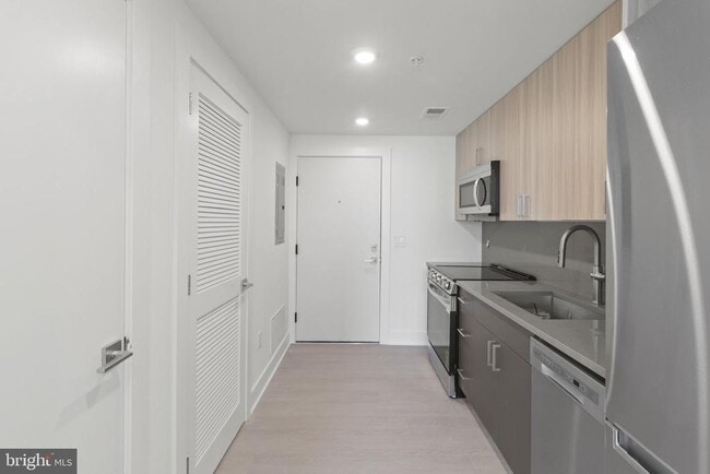 Building Photo - 2000 Dreer St Unit 304