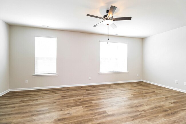 Photo - Beautiful 4BR 3.5BA Townhome w/ Full Appliance Kitchen Garage Parking in University