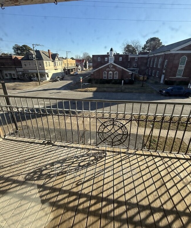 Building Photo - 2711 Detroit St Unit 3