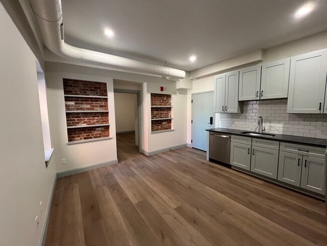 Building Photo - 160 Seabury St Unit 6