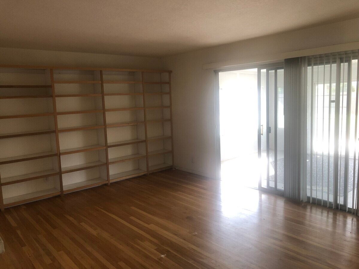 Sala de estar - 2620 N Dunbar St