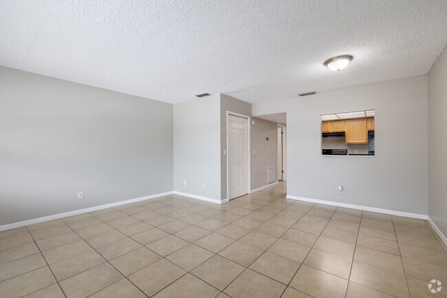 1BR, 1BA - 674SF - Living Room