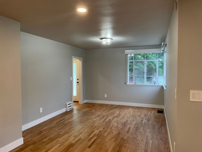 Photo - OLD TOWN LOUISVILLE 2 Bed 1 Bath CHARMER-Available NOW!