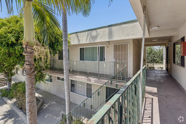 2135 Santa Fe