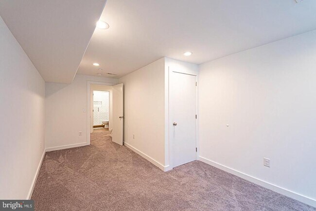 Photo - 2137 Cross St