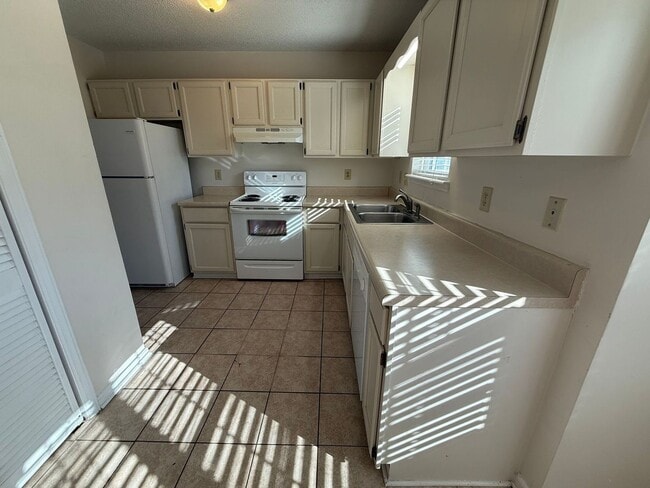 Photo - Beautiful 3 bedroom, 2.5 bath House