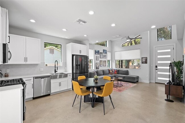 Building Photo - 2715 E 3rd St Unit 1