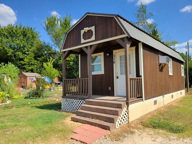 Building Photo - Cute Tiny Home near Cedar Creek Lake.  Fur...