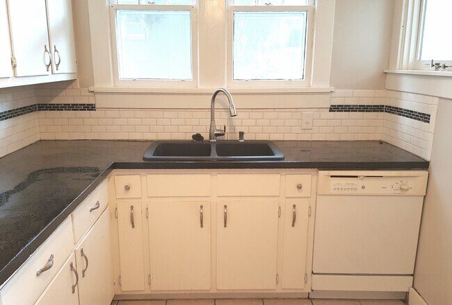 Photo - 1114 Russell St Unit 1114.5 Russell Street