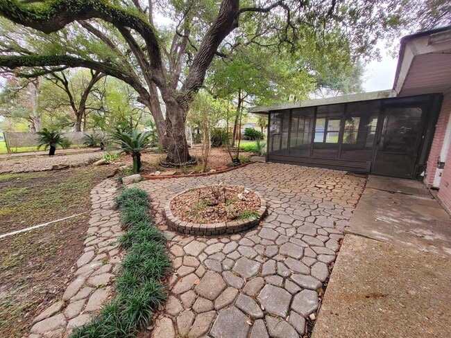 Building Photo - 706 Maple St