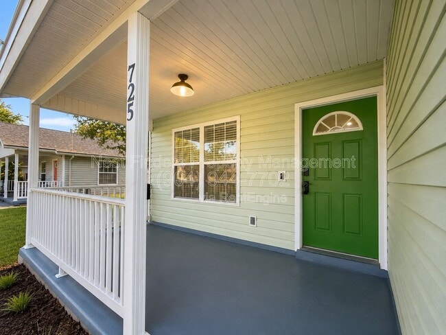 Photo - 725 Alexander St