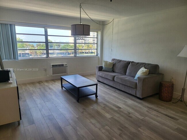 Photo - 220 Kings Point Dr Rental