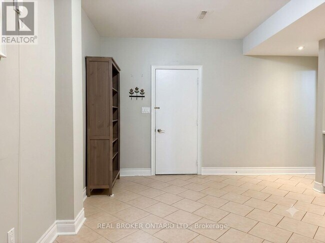 Photo - 5 Twinberry Crescent