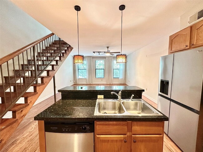 Building Photo - 1602 Elgin St Unit 13