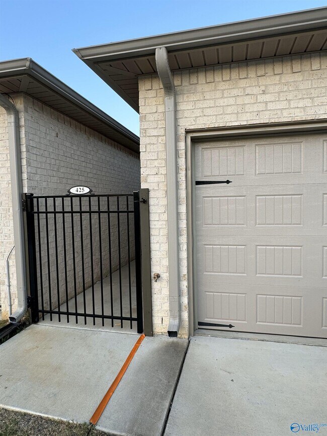 Photo - 425 Ronnie Drive SE