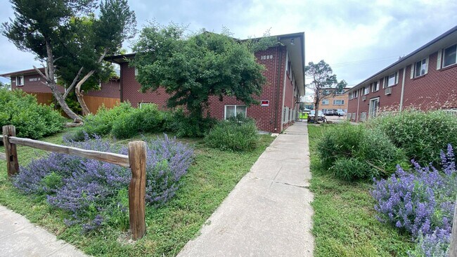 Building Photo - 1 bed, 1 bath Apartment in Aurora! Unit 104