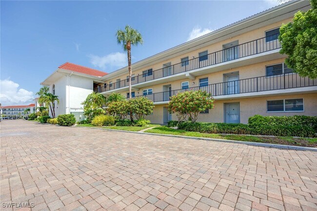 Building Photo - 45 High Point Cir S Unit 303 Rental