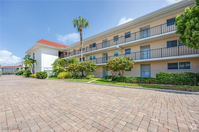 Building Photo - 45 High Point Cir S Unit 303 Rental