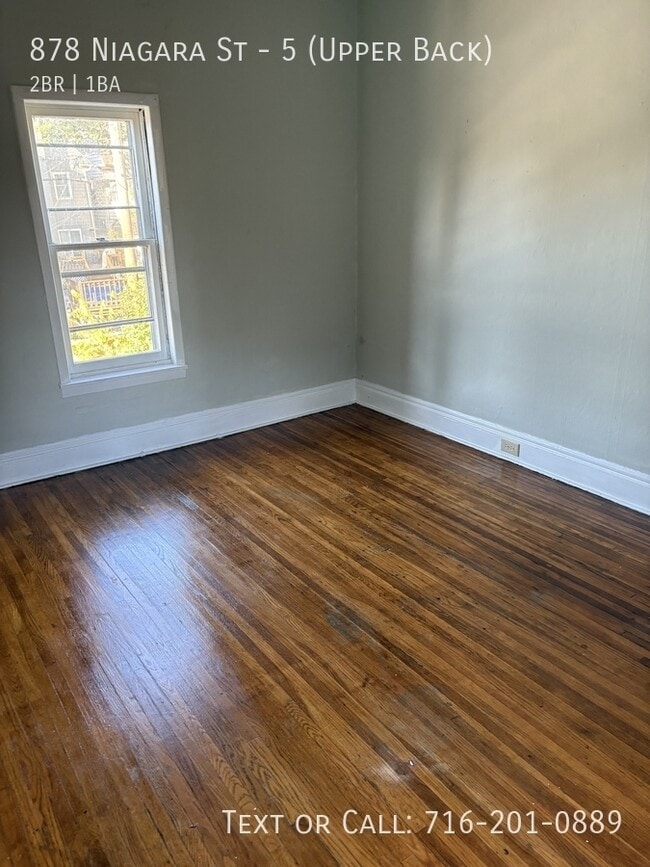 Photo - 878 Niagara St Unit 5 (Upper Back)
